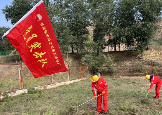 長(zhǎng)慶油田采油五廠黨員干部帶頭吹響黃金季上產(chǎn)號(hào)角45.png